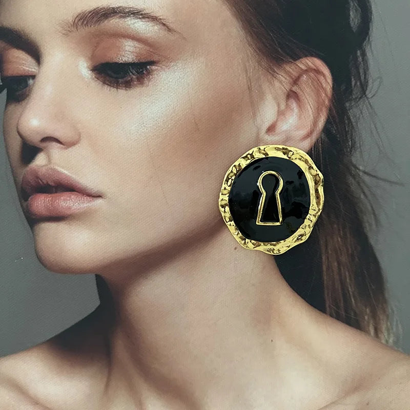 Black key round earrings