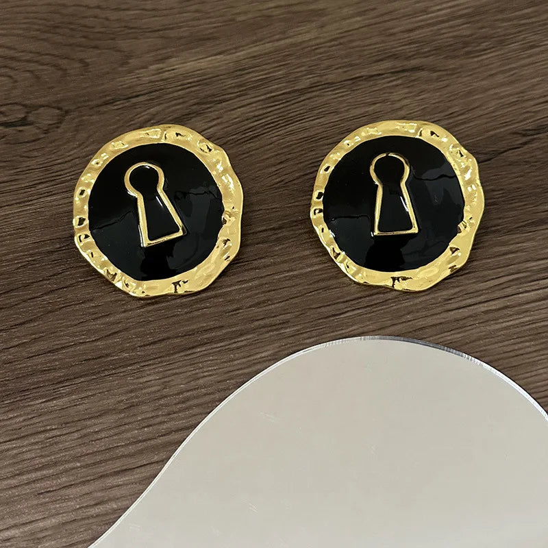 Black key round earrings