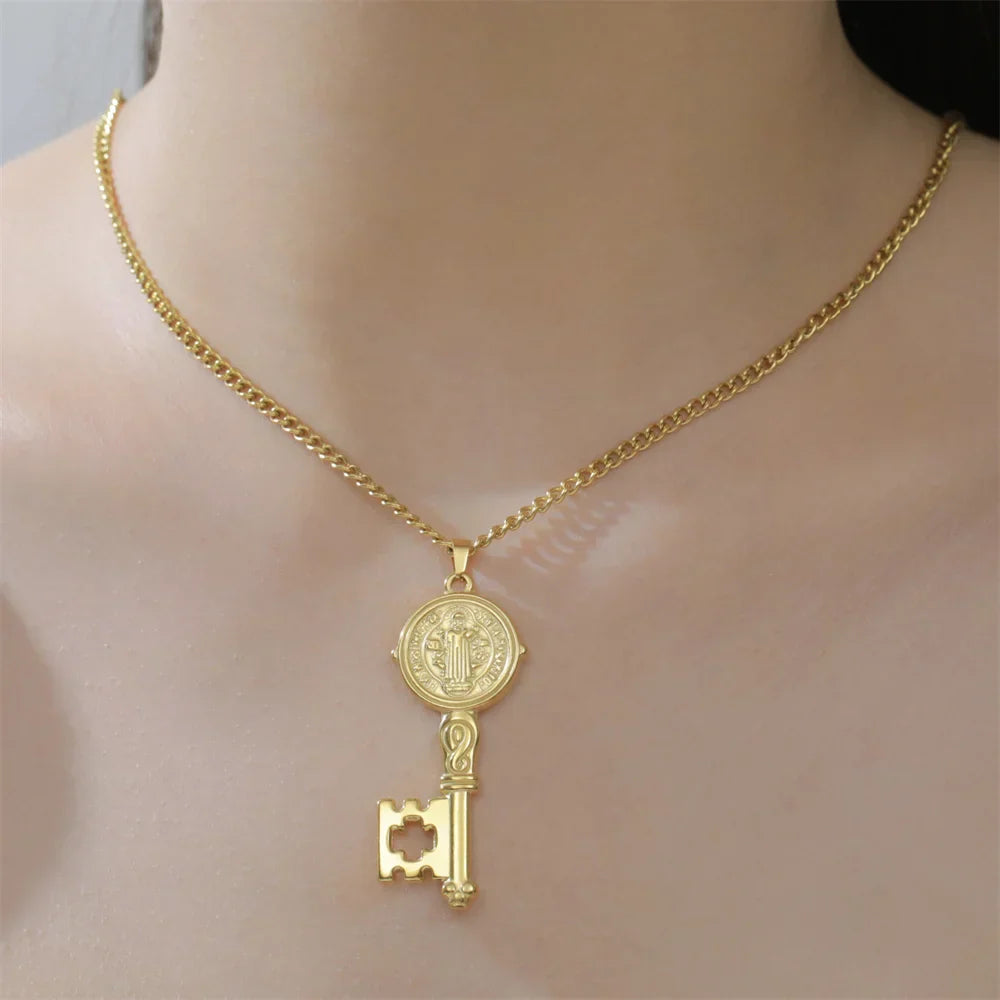 Necklace with Catholic key pendant gold