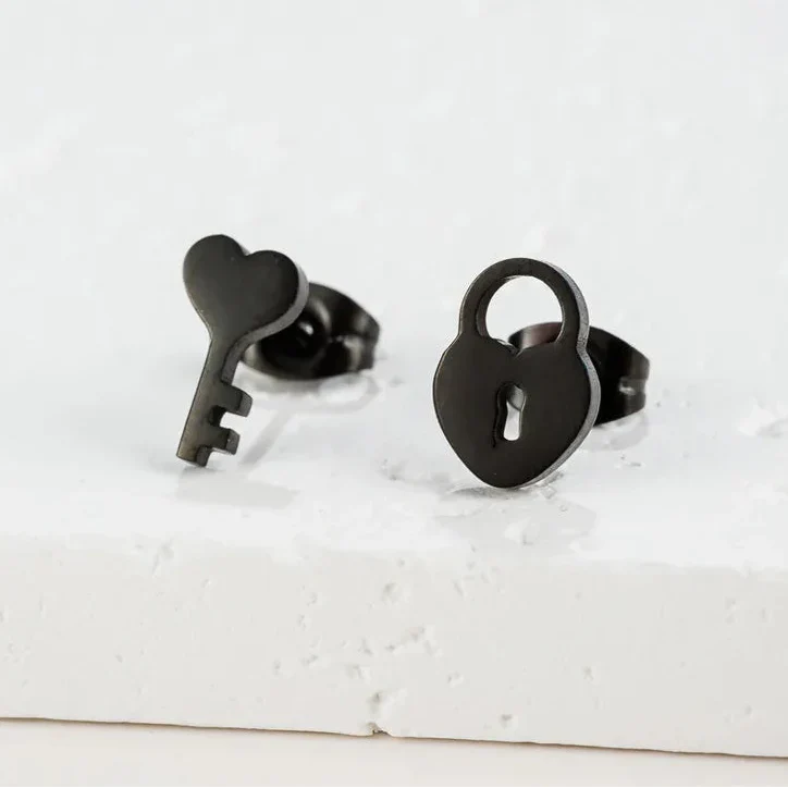 Minimalist key and lock earrings black