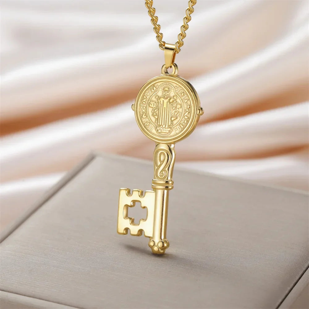 Necklace with Catholic key pendant gold