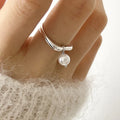 Women's Band Ring with White Pearl in Zircon