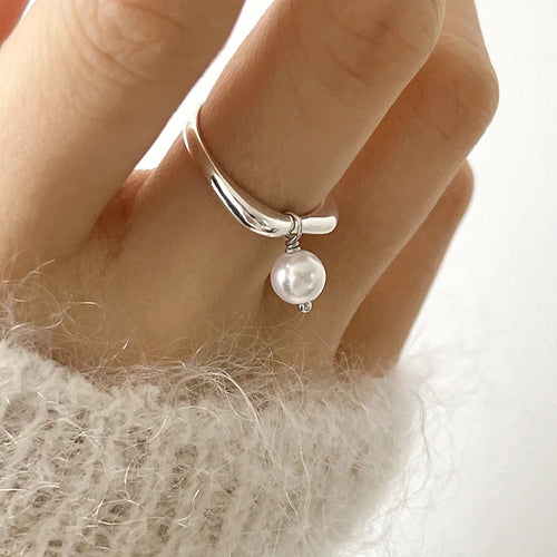 Women's Band Ring with White Pearl in Zircon