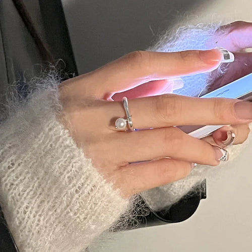 Women's Band Ring with White Pearl in Zircon