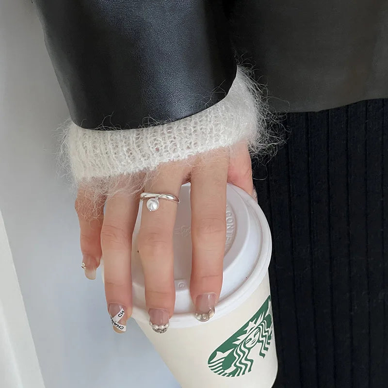 Women's Band Ring with White Pearl in Zircon