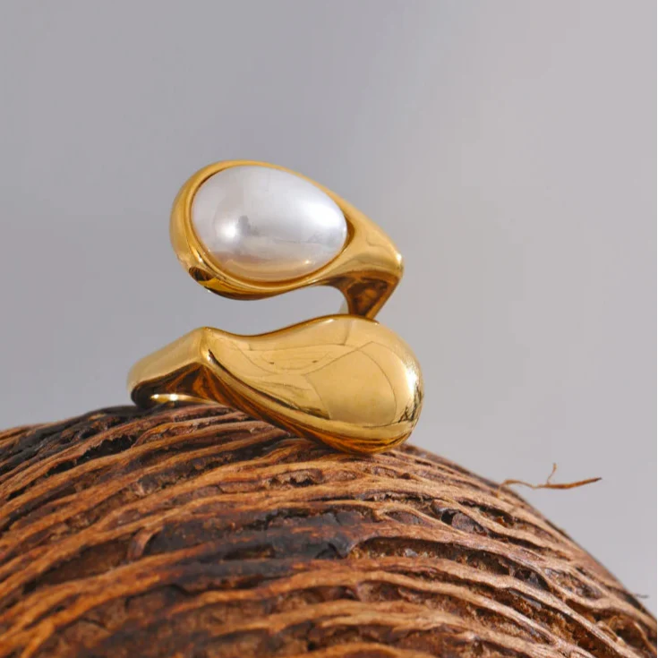 White Pearl Water Drop Ring Gold