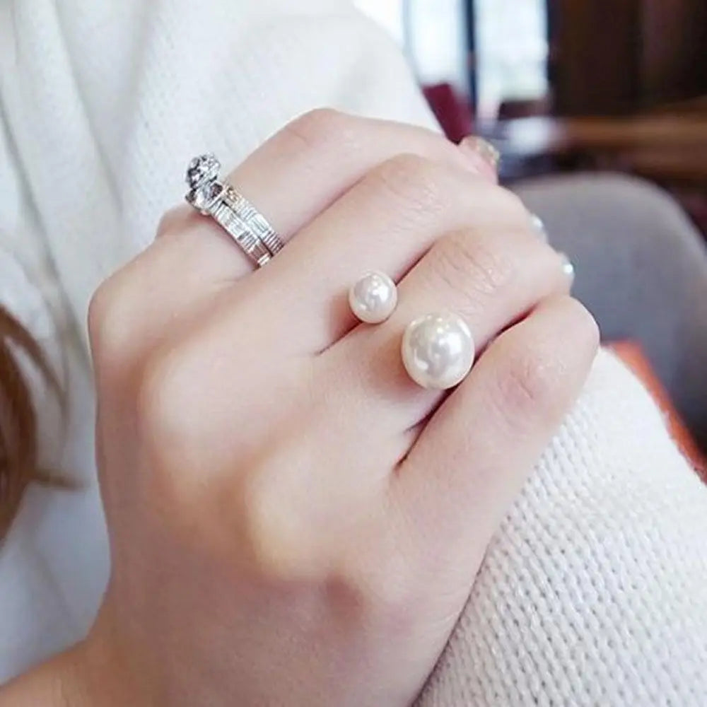Retro-Style Ring with White Pearls