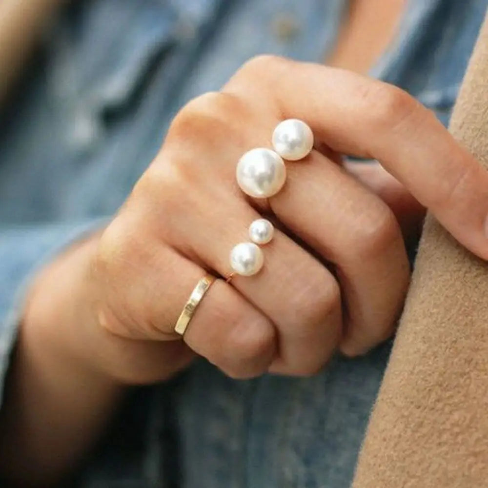 Retro-Style Ring with White Pearls gold