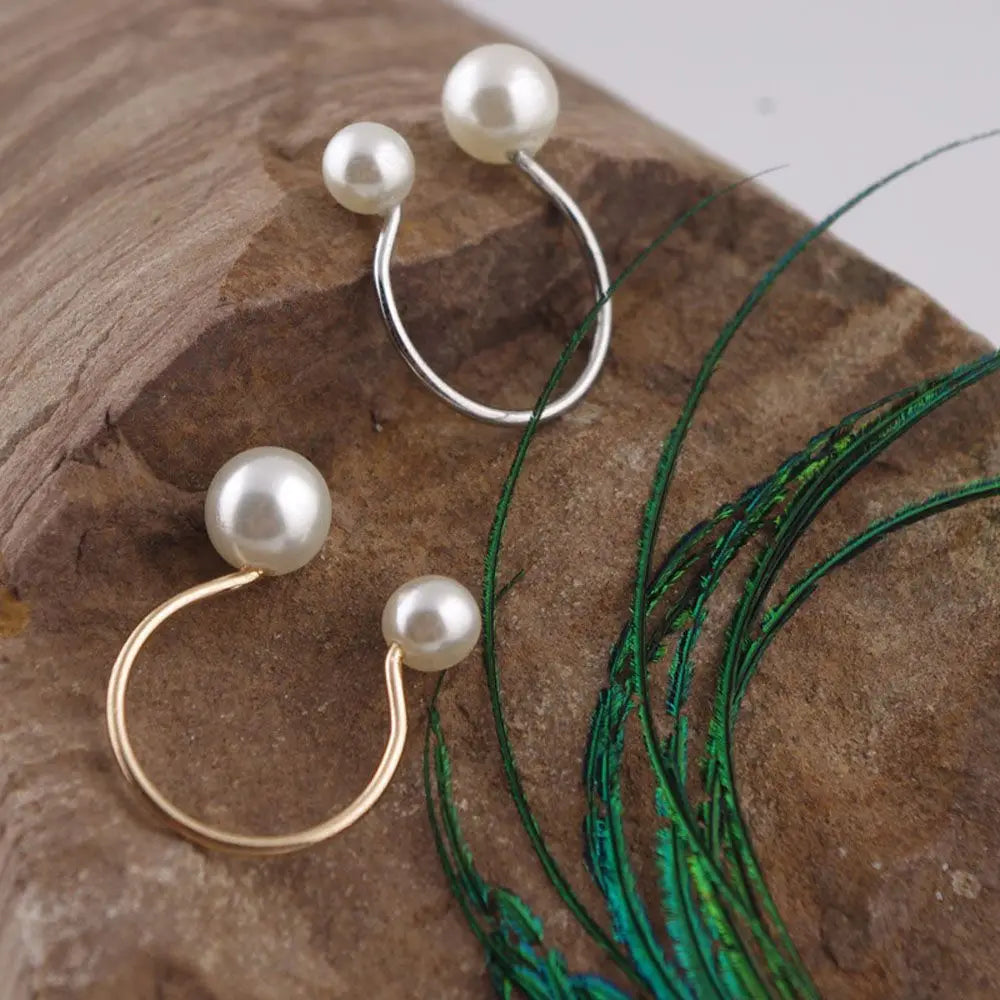 Retro-Style Ring with White Pearls silver