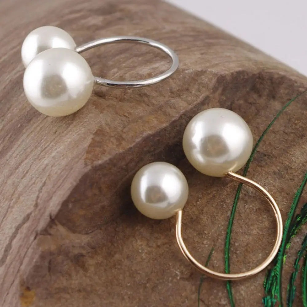 Retro-Style Ring with White Pearls gold