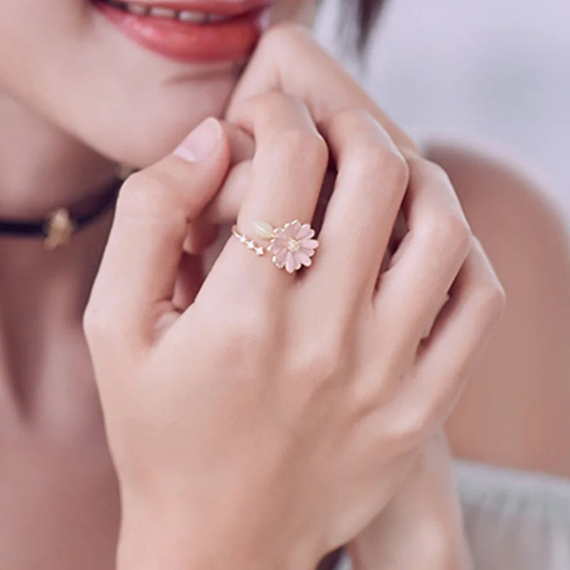 Ring with a Pretty Daisy Flower