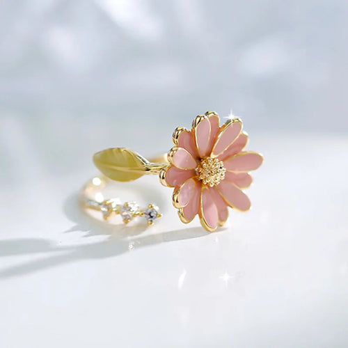 Ring with a Pretty Daisy Flower