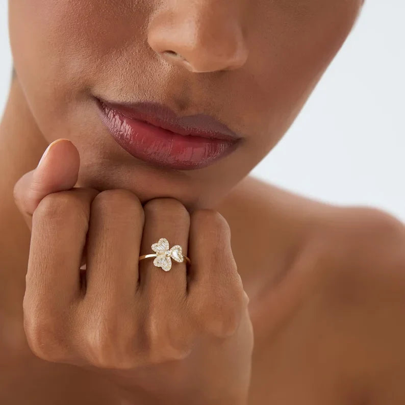 Ring with 3-Leaf Clover in Zircon