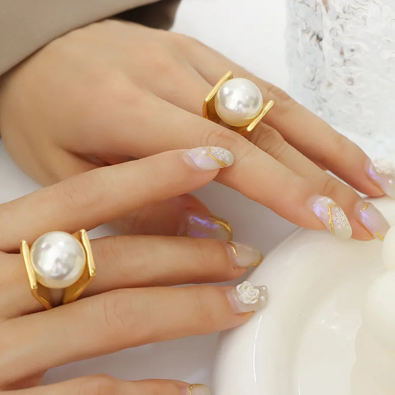 Women's Retro-Style Ring with Large White Pearl Gold