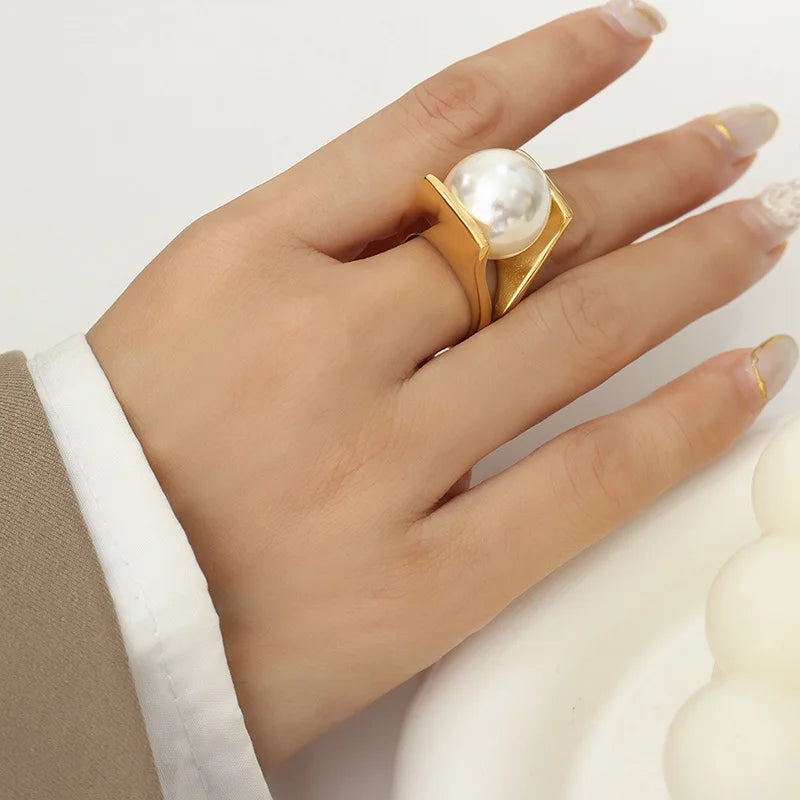 Women's Retro-Style Ring with Large White Pearl Gold