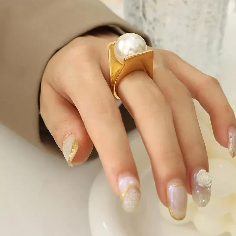 Women's Retro-Style Ring with Large White Pearl Gold