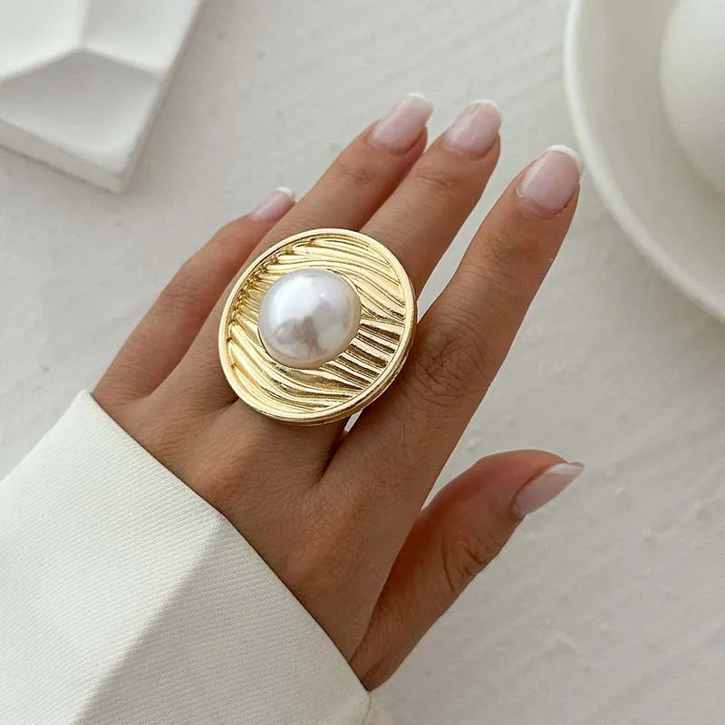 Baroque Style Ring with White Pearl gold