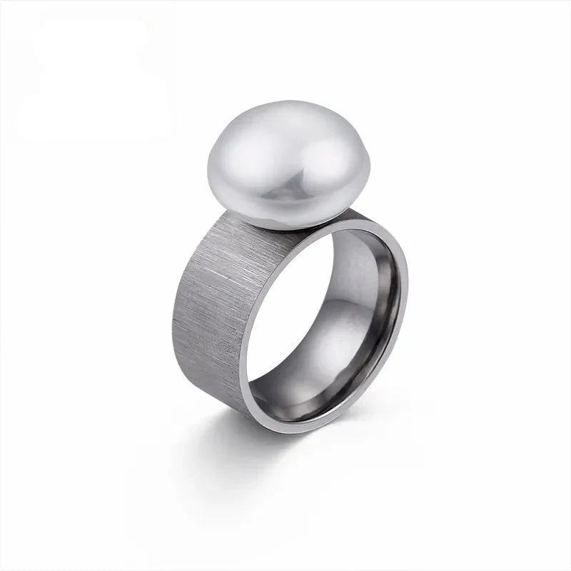 Retro-Style Ring with White Pearl silver