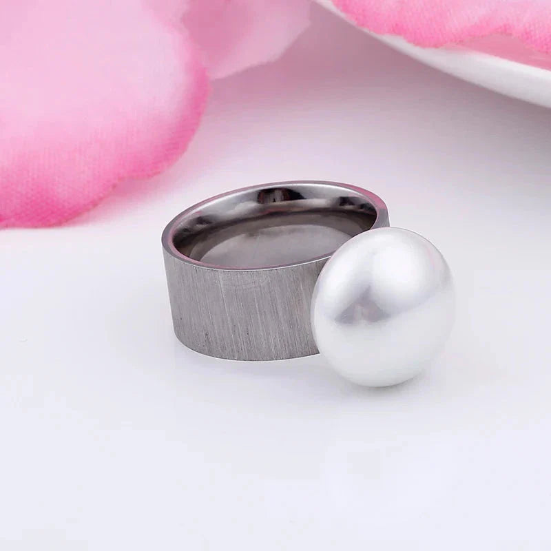 Retro-Style Ring with White Pearl silver