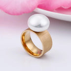 Retro-Style Ring with White Pearl gold