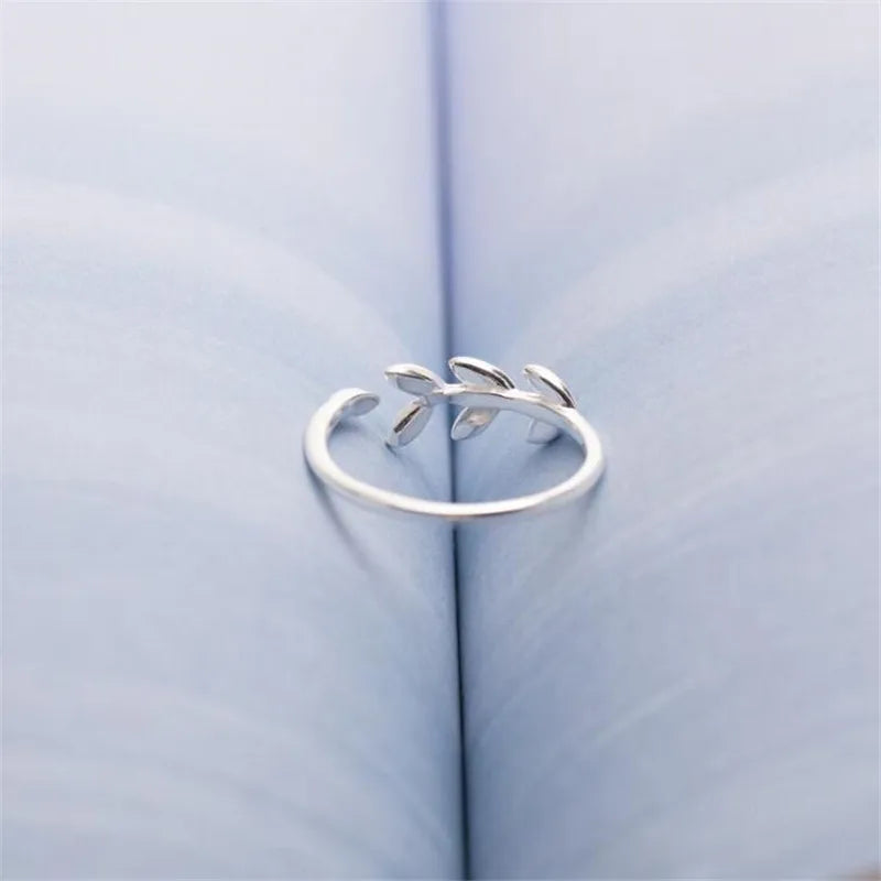 Elegant Ring with Laurel Leaf