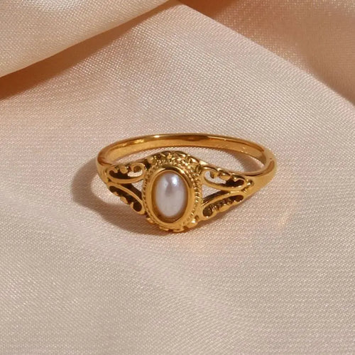 Vintage-Style Women's Ring with Pearl