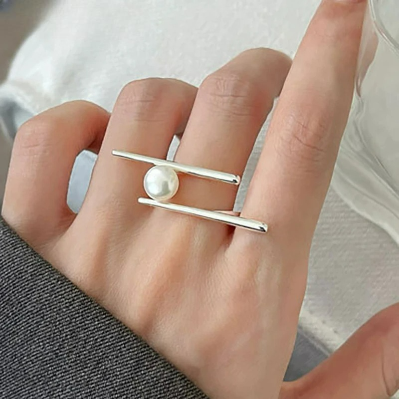 Stylish Ring with White Pearl in Zircon