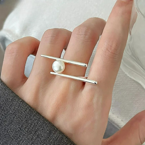 Stylish Ring with White Pearl in Zircon