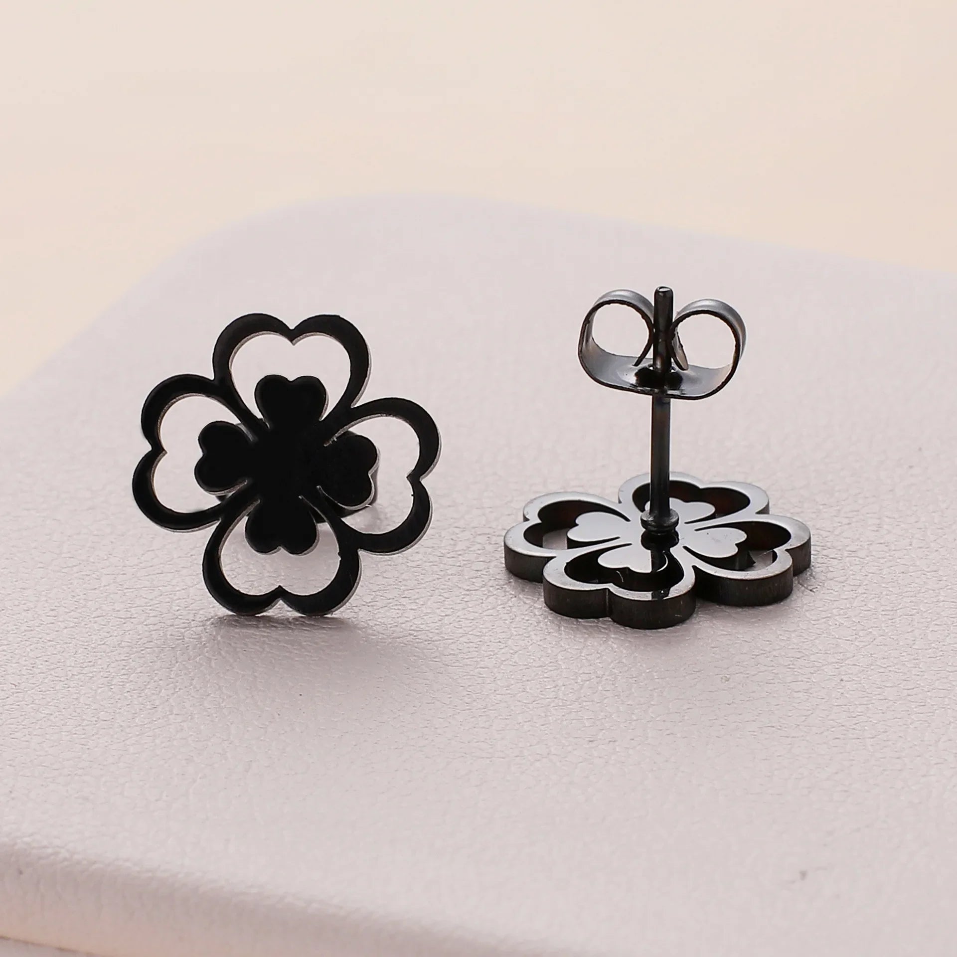4-Leaf Clover Stud Earrings black