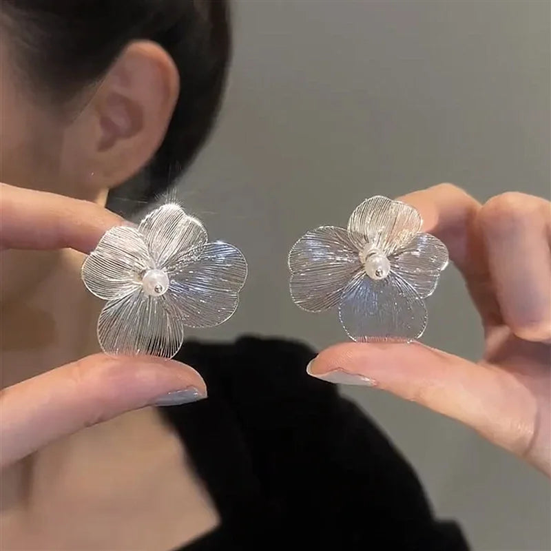 White Wide-Petal Flower Stud Earrings