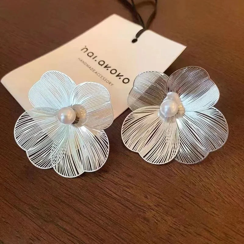 White Wide-Petal Flower Stud Earrings