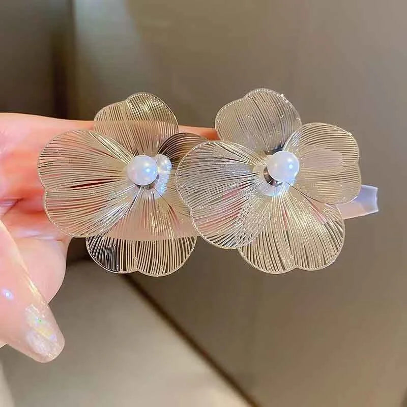 White Wide-Petal Flower Stud Earrings