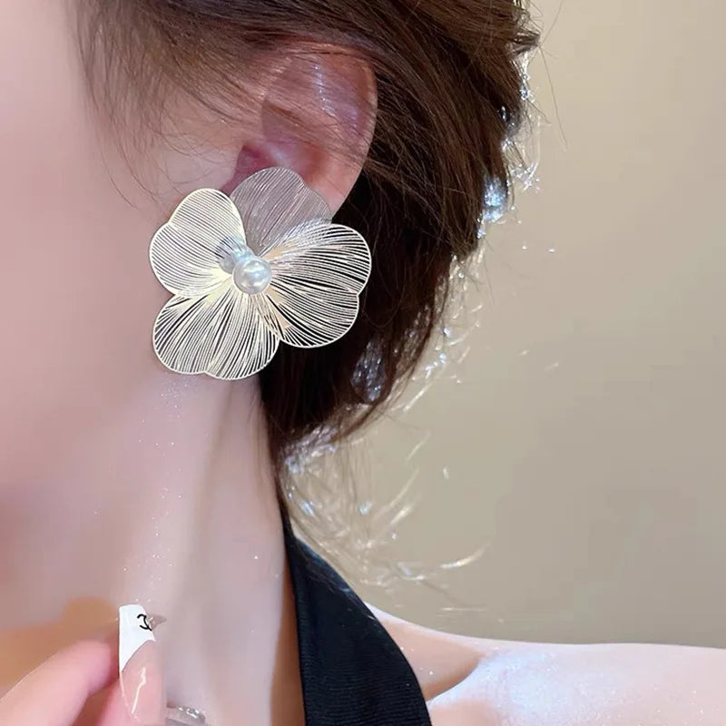 White Wide-Petal Flower Stud Earrings