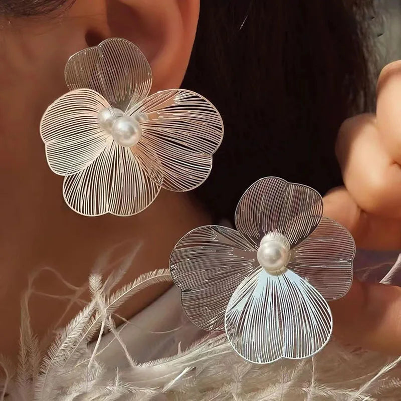 White Wide-Petal Flower Stud Earrings 