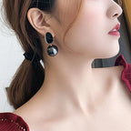 Retro-Style Earrings with White Pearls Black