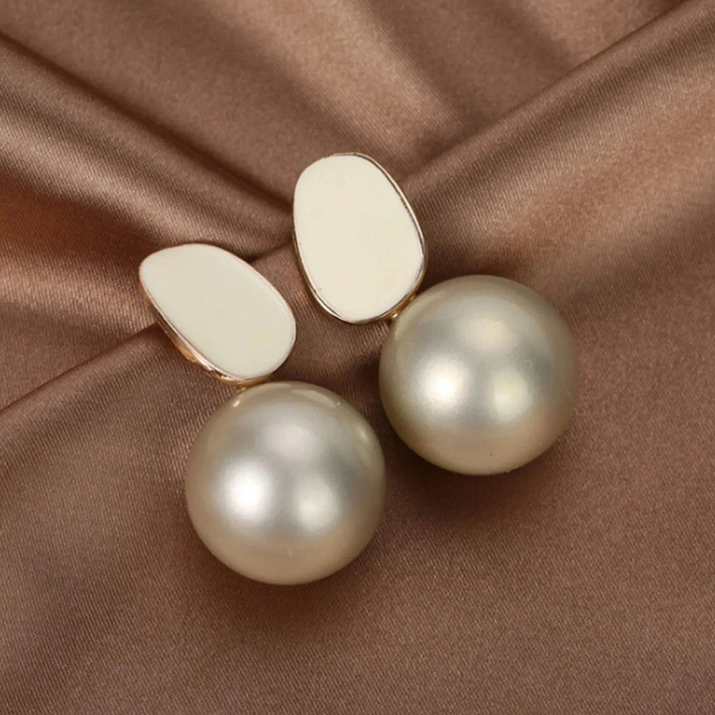 Retro-Style Earrings with White Pearls Beige