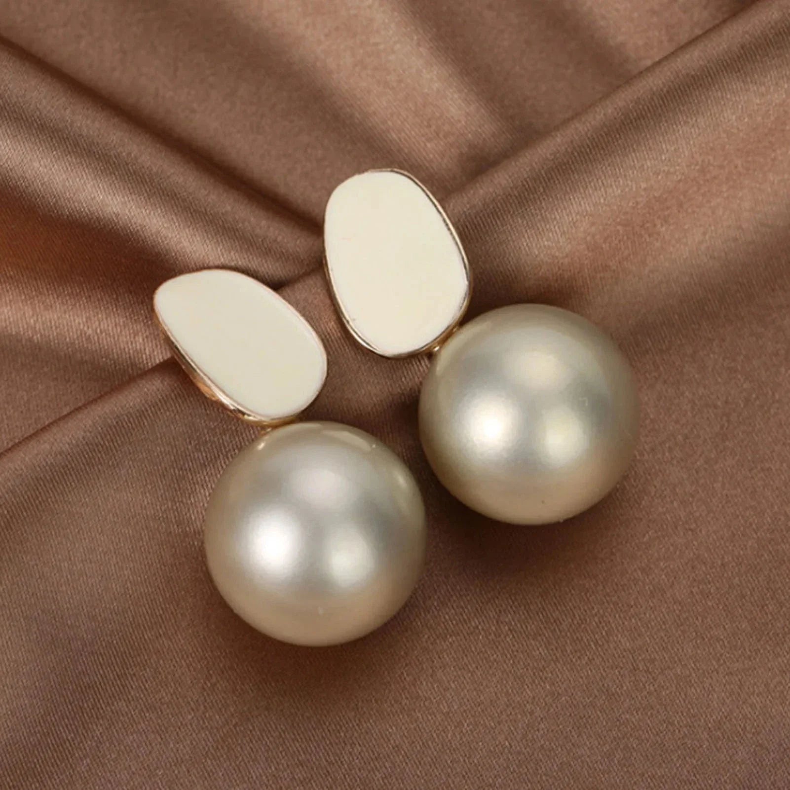 Retro-Style Earrings with White Pearls Beige