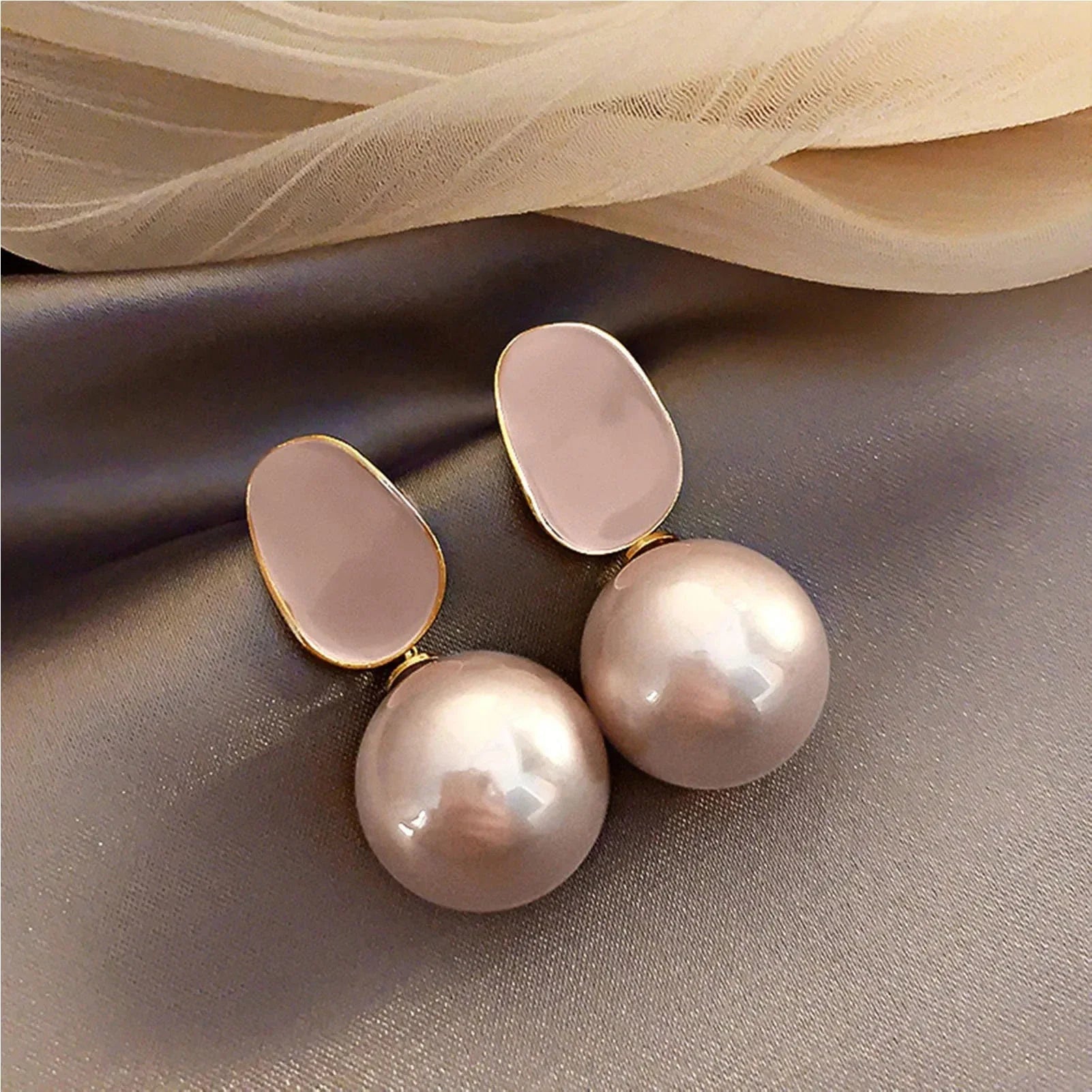 Retro-Style Earrings with White Pearls Pink