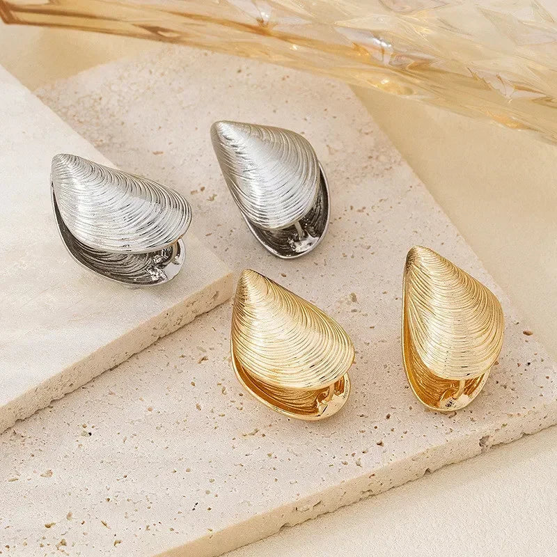 Shell Drop Earrings with Mussels Gold