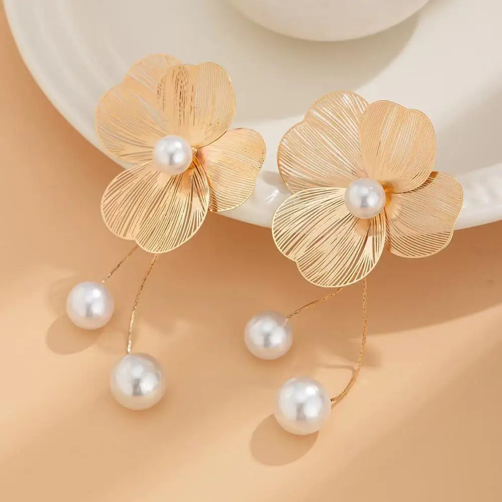 Flower and Pearl Drop Earrings gold