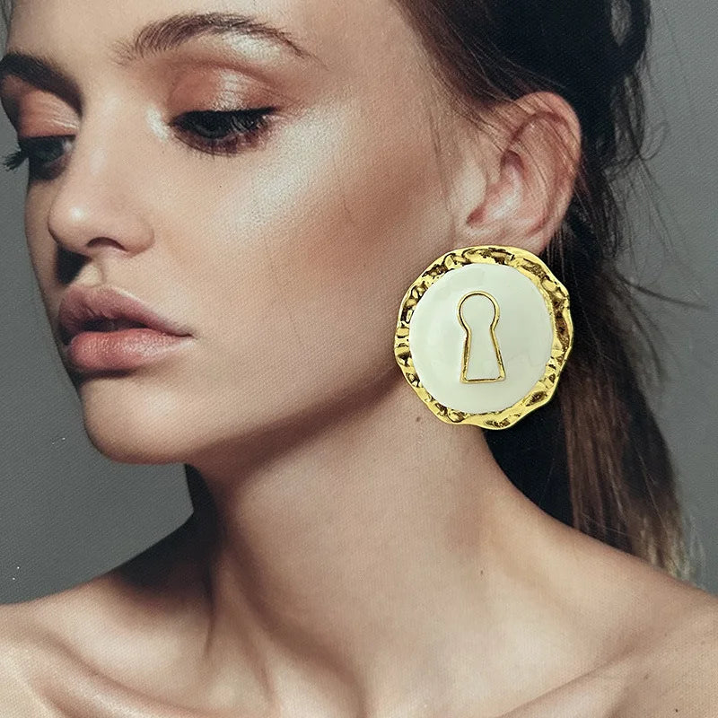 White key round earrings