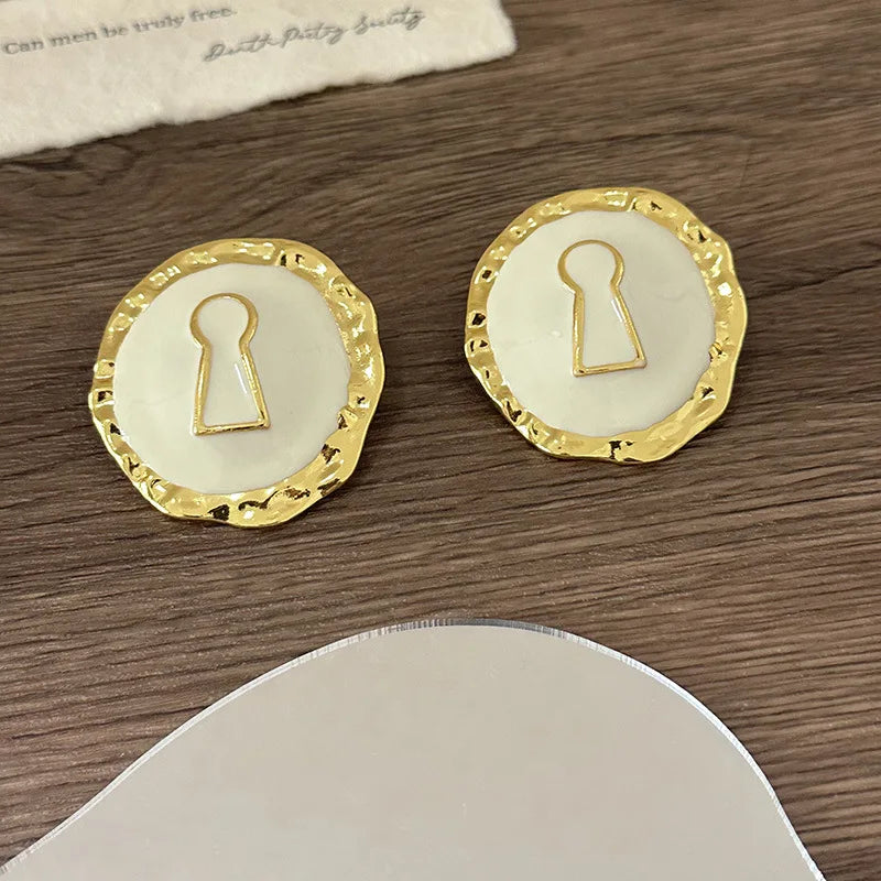 White key round earrings