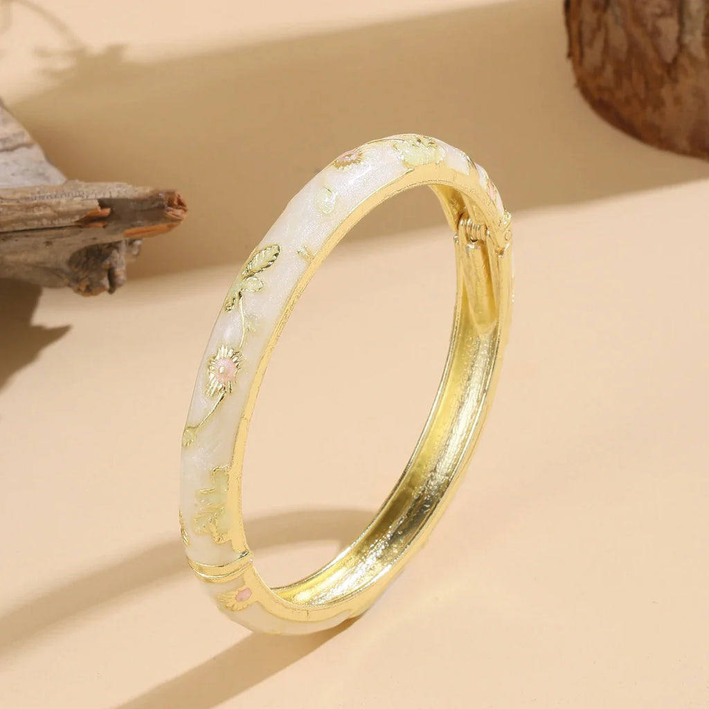 Colored Bracelet with white Flowers