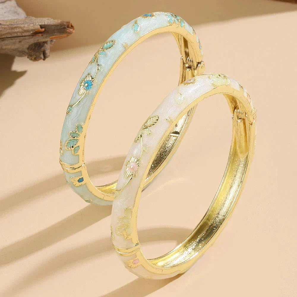 Colored Bracelet with blue and white Flowers