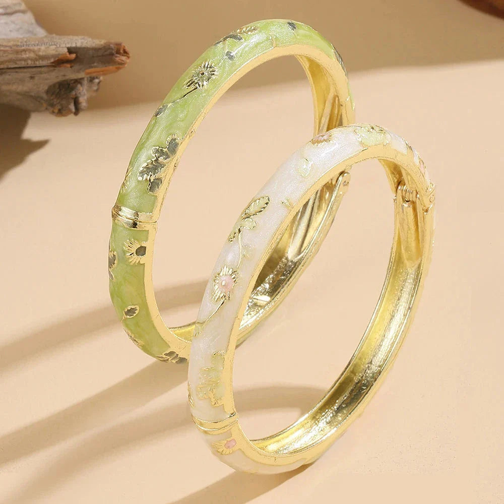 Colored Bracelet with green and white Flowers