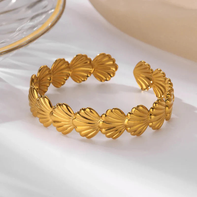 Elegant Bracelet Shells Starfish and Scallops Scallop Gold
