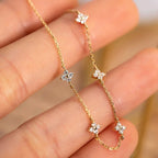 Curb Bracelet with Delicate Flowers in Gold Zircon