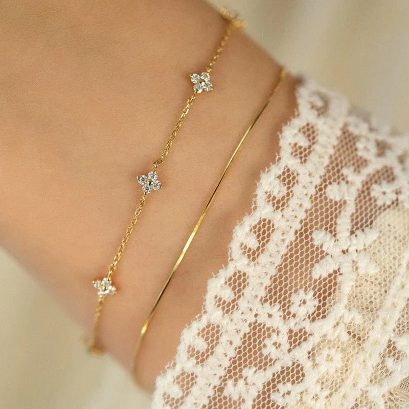 Curb Bracelet with Delicate Flowers in Gold Zircon