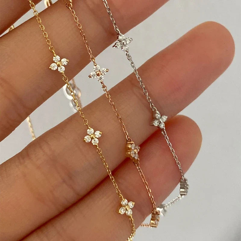 Curb Bracelet with Delicate Flowers in Silver Zircon
