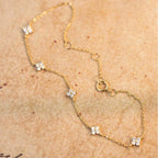 Curb Bracelet with Delicate Flowers in Gold Zircon